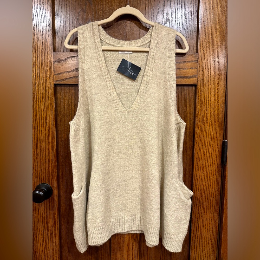 Women’s Sweater Vest with Pockets. Color: Oatmeal Size: M/L